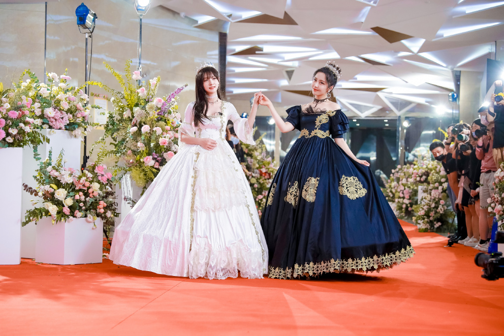 点击大图看下一张：王艺瑾公主裙优雅活动照图片