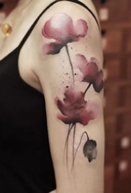 一组花卉的水墨女生纹身图案
