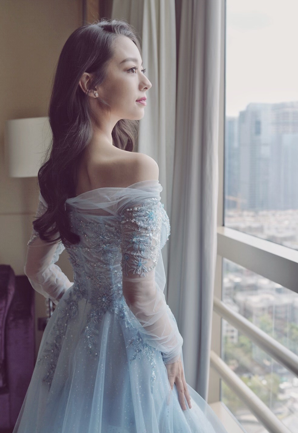 点击大图看下一张：吉娜蓝色纱裙礼服性感写真图片