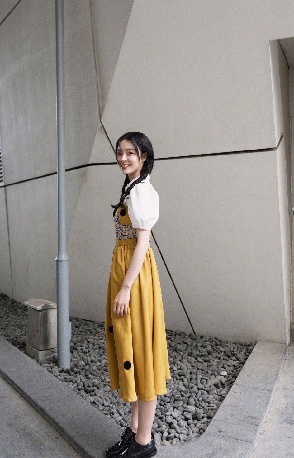 点击大图看下一张：李莎旻子吊带黄裙甜美写真图片