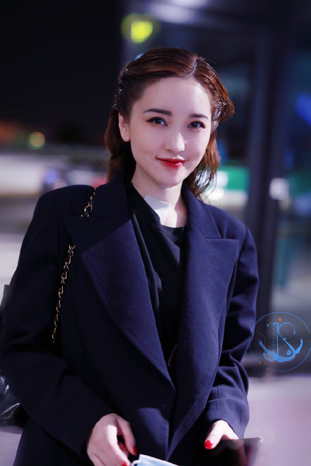 点击大图看下一张:金莎中分造型酷美街拍照图片