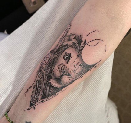 点击大图看下一张：一组狮子加素花的手臂纹身
