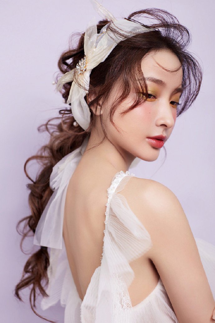 点击大图看下一张：甜美而又仙气十足新娘发型图片
