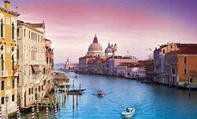 点击大图看下一张：威尼斯，一个出门全靠桨的水上城市