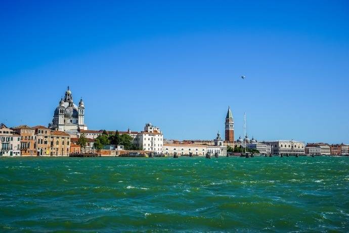 点击大图看下一张：威尼斯，一个出门全靠桨的水上城市