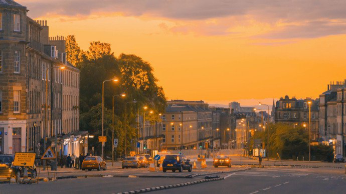 点击大图看下一张：日落时的爱丁堡，浪漫色彩铺满街道