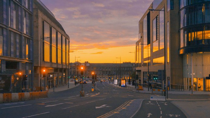 点击大图看下一张：日落时的爱丁堡，浪漫色彩铺满街道