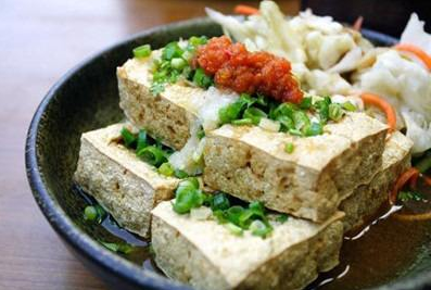 点击大图看下一张：著名小吃臭豆腐图片