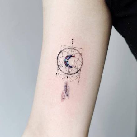 点击大图看下一张：一组小清新手臂月亮纹身图案
