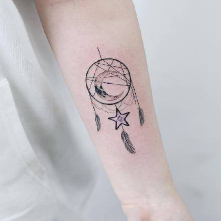 点击大图看下一张：一组小清新手臂月亮纹身图案