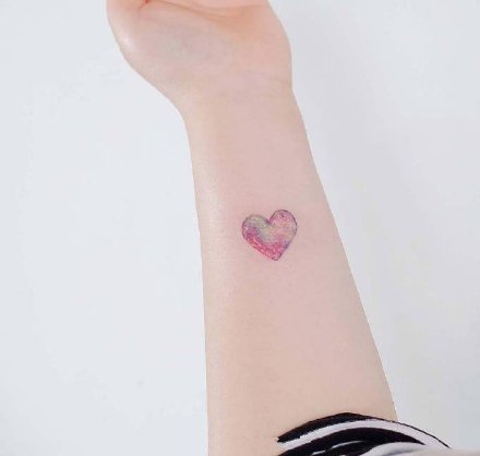 点击大图看下一张：一组小清新超美的爱心纹身
