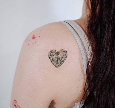 点击大图看下一张：一组小清新超美的爱心纹身