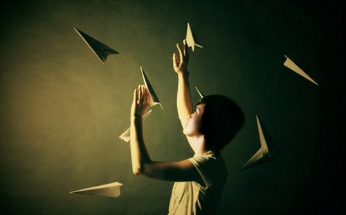 点击大图看下一张：关于纸飞机的LOMO意境唯美图片