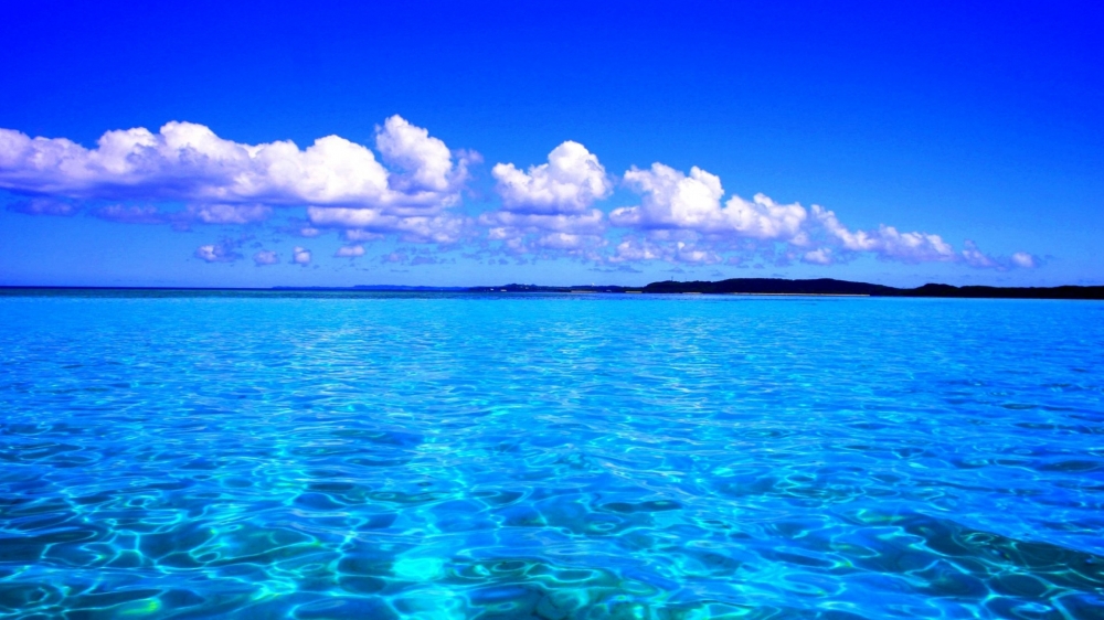 点击大图看下一张：蔚蓝壮阔海洋风景桌面壁纸