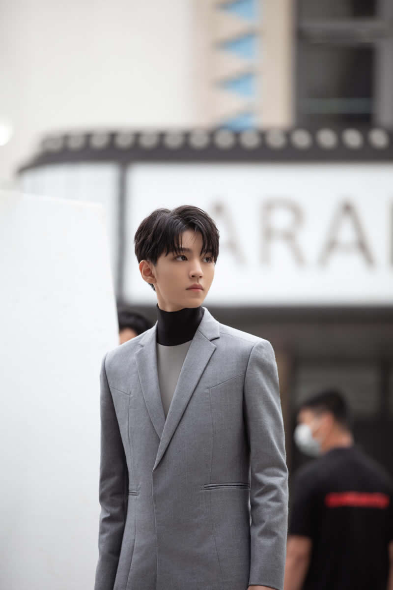 点击大图看下一张：王俊凯灰色套装时尚帅气写真
