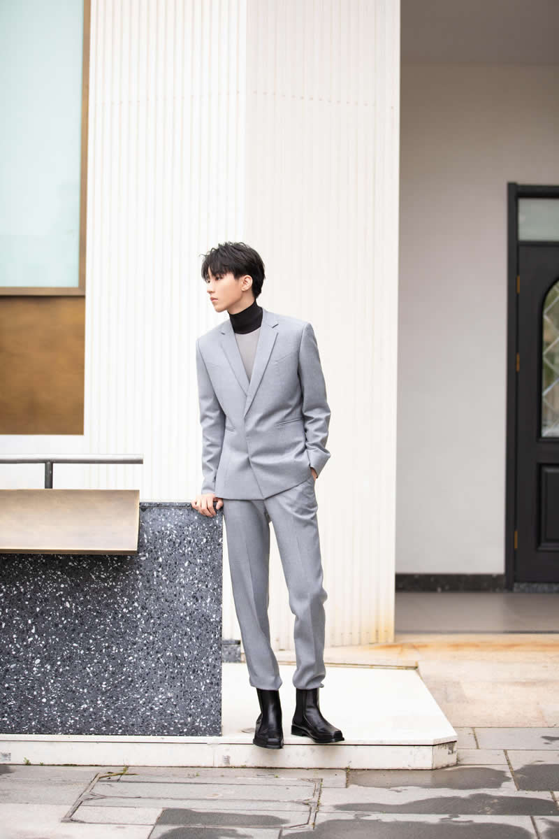 点击大图看下一张：王俊凯灰色套装时尚帅气写真