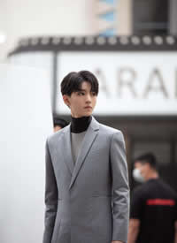 王俊凯灰色套装时尚帅气写真