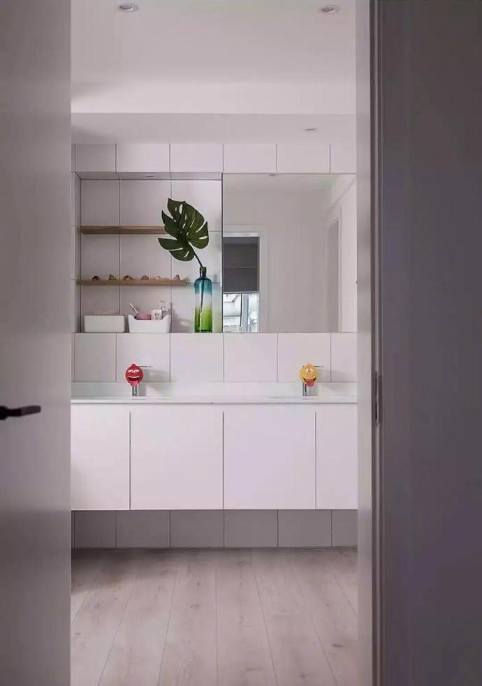 点击大图看下一张:190㎡的复式家,悬浮楼梯个性又好看