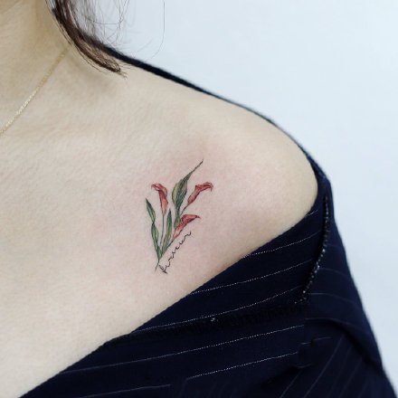 点击大图看下一张：一组女生小清新花卉纹身图案