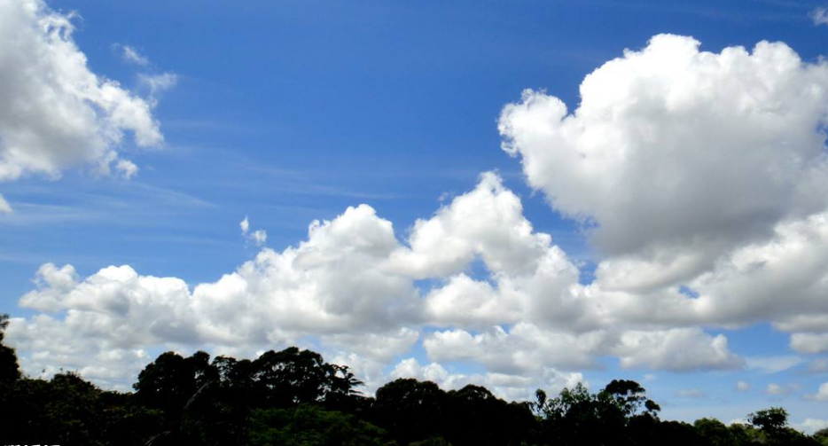 点击大图看下一张：姿态万千的云朵图片