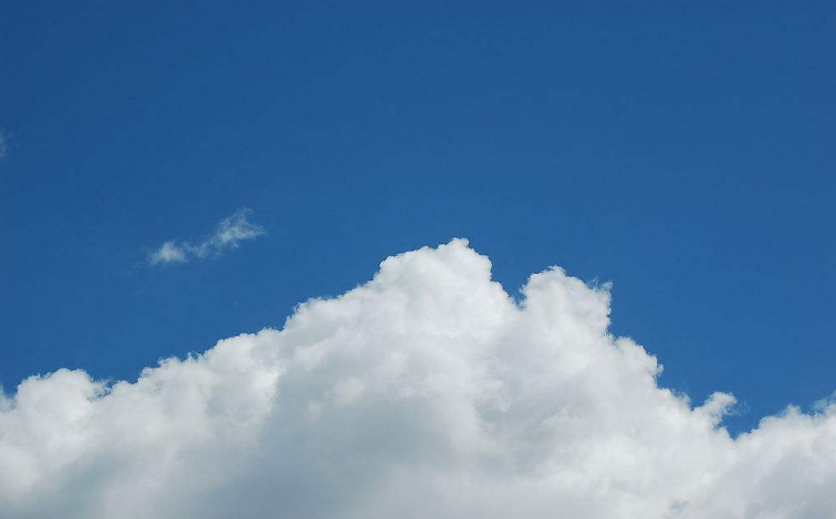 点击大图看下一张：天空中洁白无瑕的云朵图片