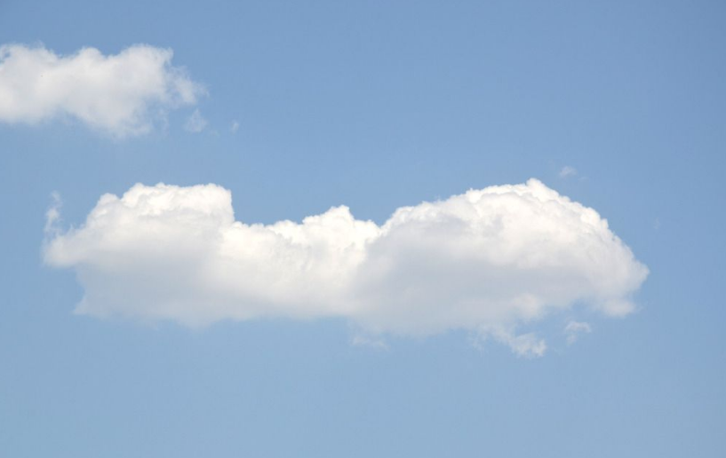 点击大图看下一张：天空中洁白无瑕的云朵图片