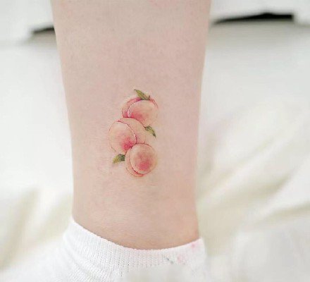 点击大图看下一张：性感又清纯的桃子纹身图案