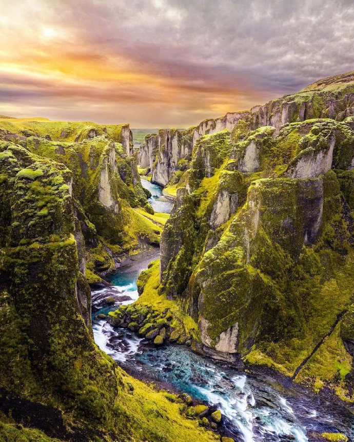 点击大图看下一张：冰岛羽毛峡谷，犹如一幅油画