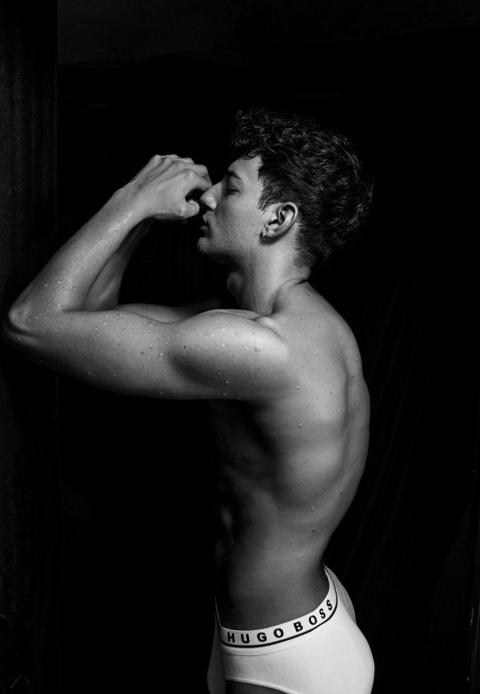 点击大图看下一张：欧美肌肉男模性感写真集