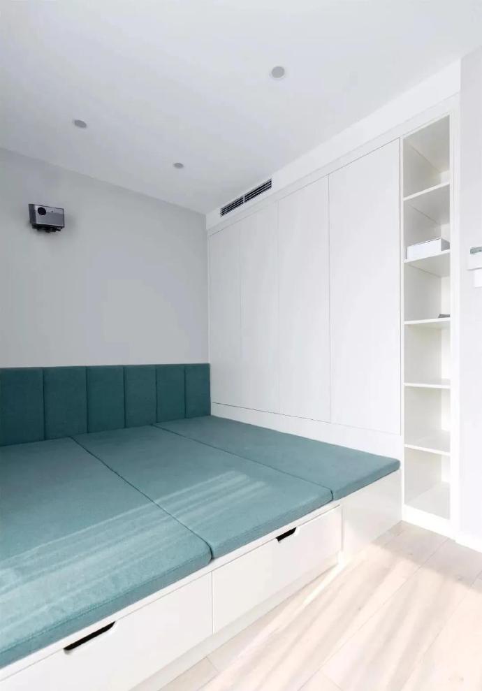 点击大图看下一张：北欧风小户型，沙发背景隐藏式壁床设计