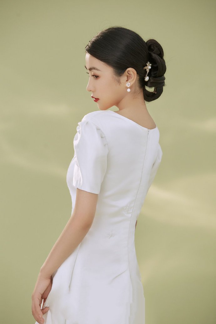 点击大图看下一张：韩式简约风格的新娘造型图片