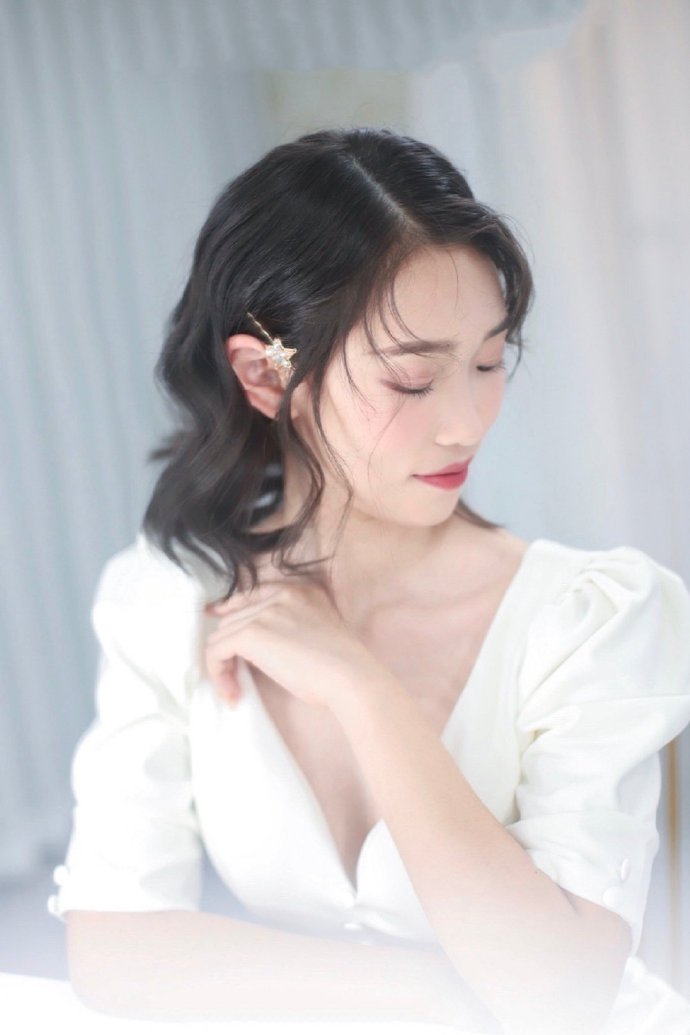 点击大图看下一张：一组清新简单的韩式新娘发型图片