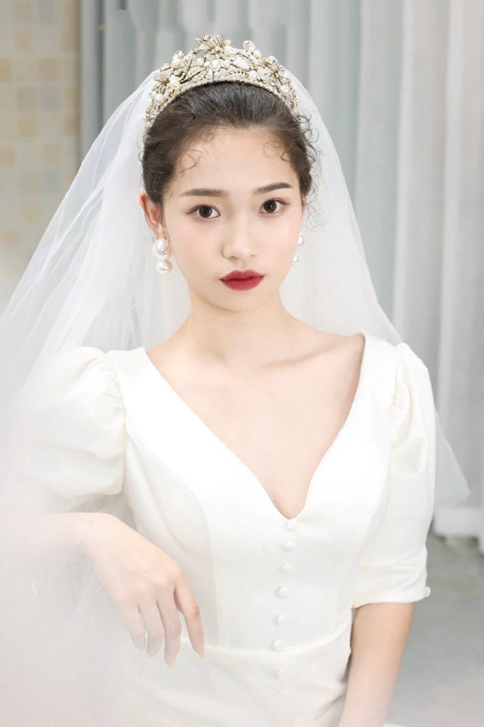 点击大图看下一张：一组清新简单的韩式新娘发型图片