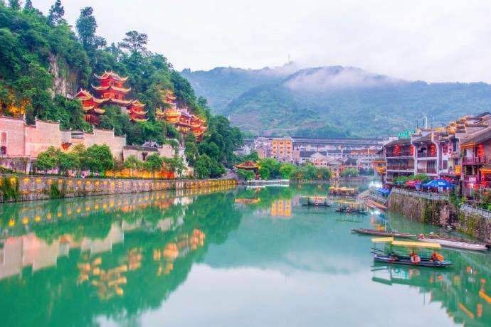 点击大图看下一张：贵州镇远古城的夏天，青山含黛，河水蜿蜒