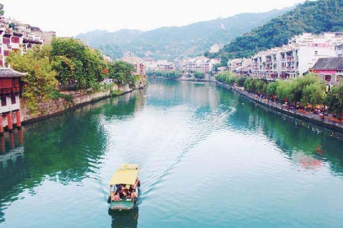点击大图看下一张：贵州镇远古城的夏天，青山含黛，河水蜿蜒
