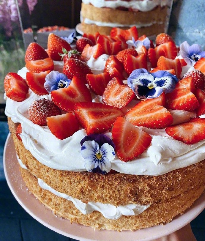 点击大图看下一张：一组色彩艳丽的浆果蛋糕图片