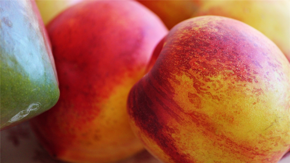 点击大图看下一张：美味的水果桃子高清桌面壁纸