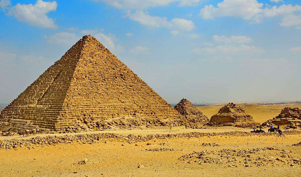 点击大图看下一张：神奇的埃及金字塔图片