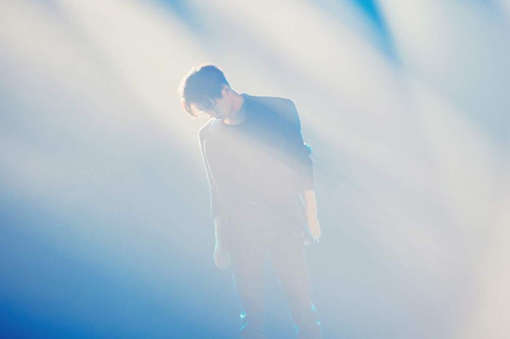 点击大图看下一张:《少年之名》易烊千玺酷帅黑色时尚西装图片