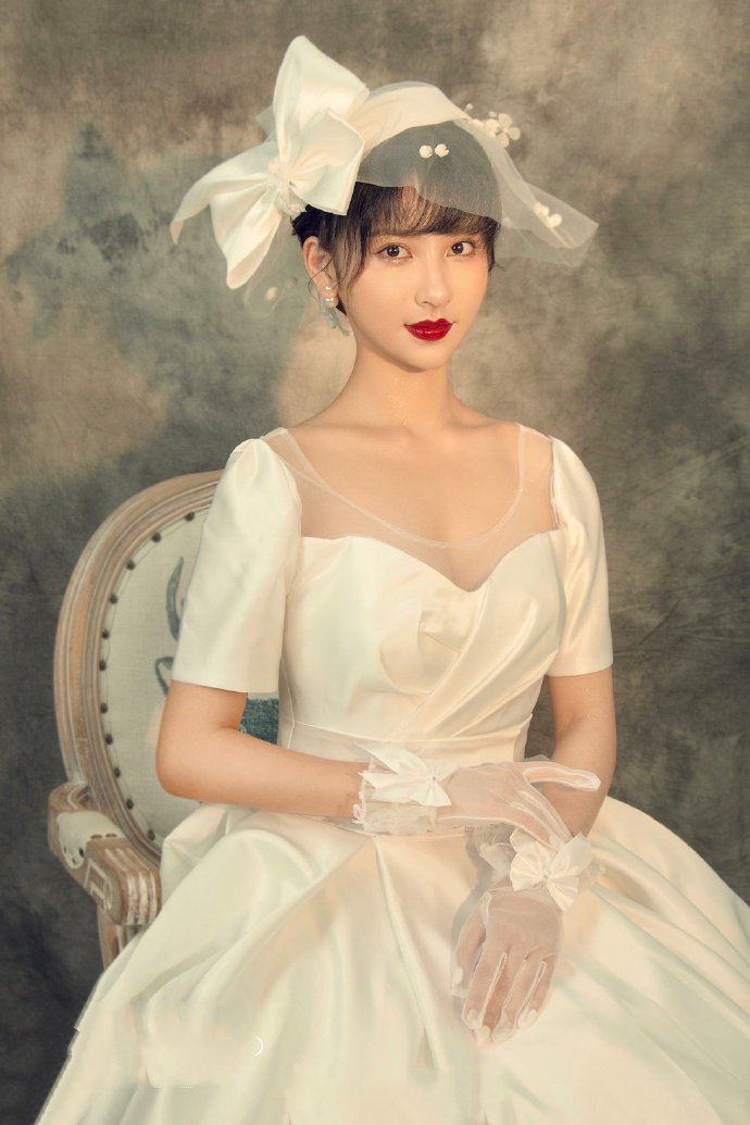 点击大图看下一张：可甜可柔可大气的新娘齐刘海造型图片