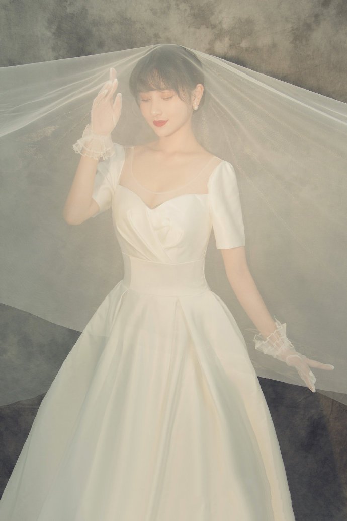 点击大图看下一张：可甜可柔可大气的新娘齐刘海造型图片