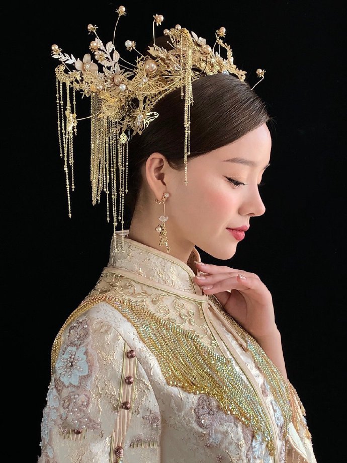 点击大图看下一张：一组超美头饰的中式新娘发型图片