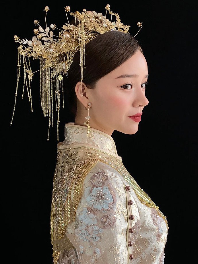 点击大图看下一张：一组超美头饰的中式新娘发型图片