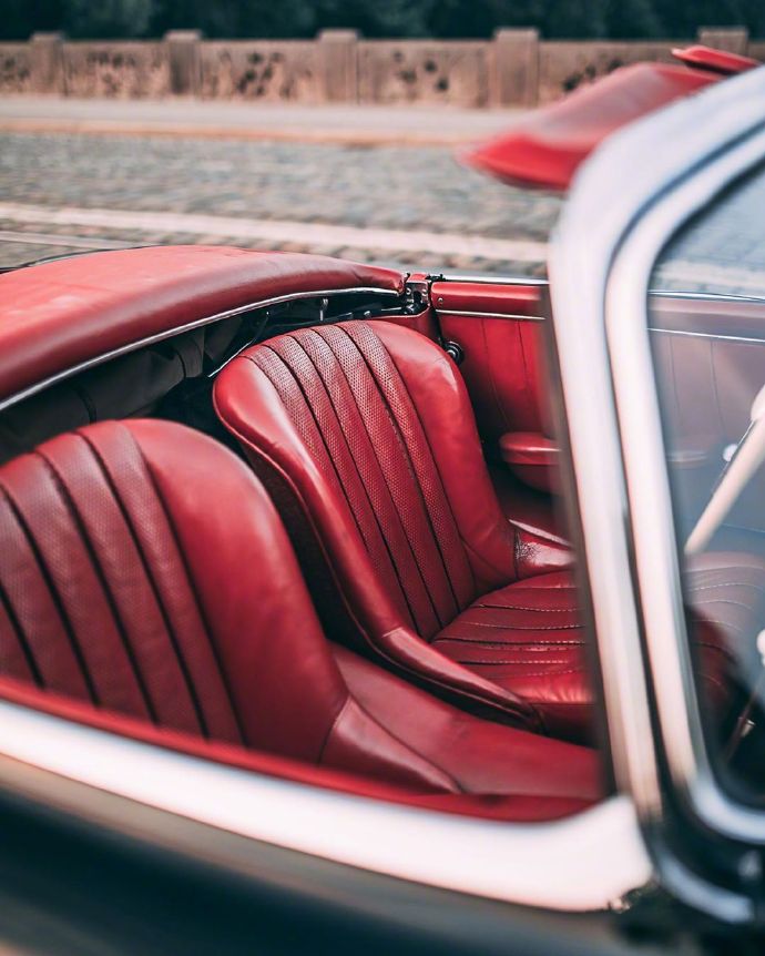 点击大图看下一张：漂亮的奔驰老爷车，红色座椅豪华又尊贵