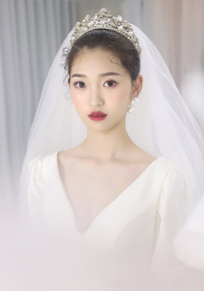 点击大图看下一张：清新的韩式新娘出门造型图片