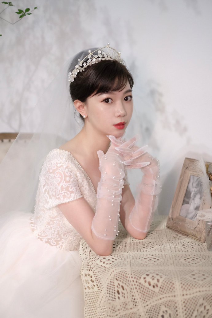 点击大图看下一张：一组复古的韩式新娘发型图片