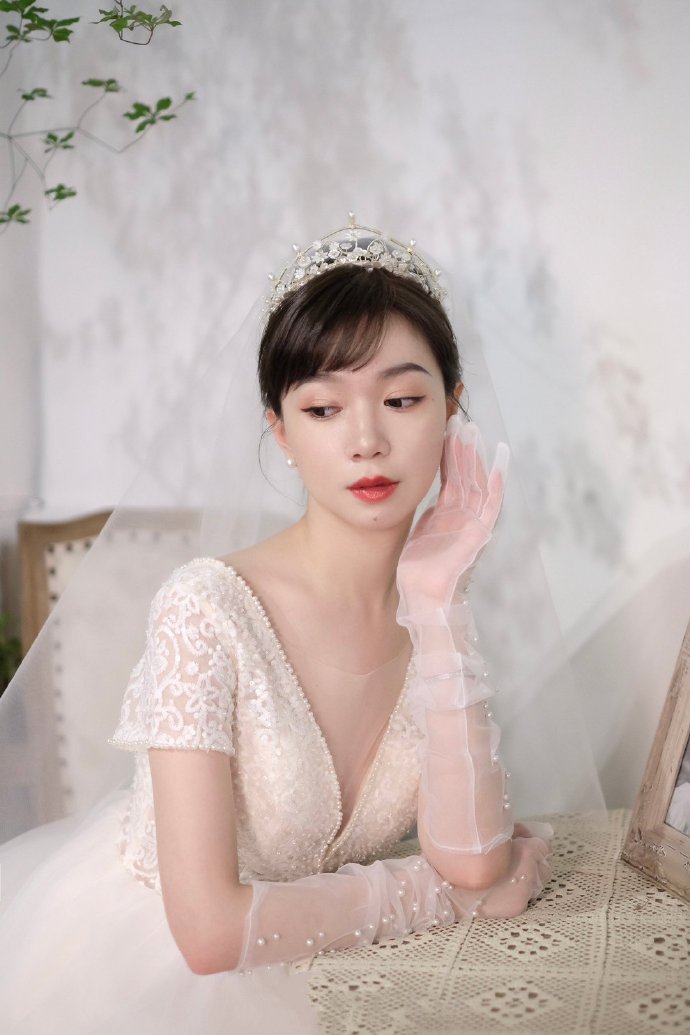点击大图看下一张：一组复古的韩式新娘发型图片