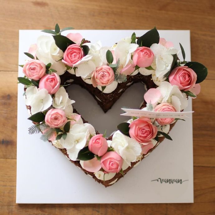 点击大图看下一张：七夕情人节可用，心形鲜花蛋糕灵感