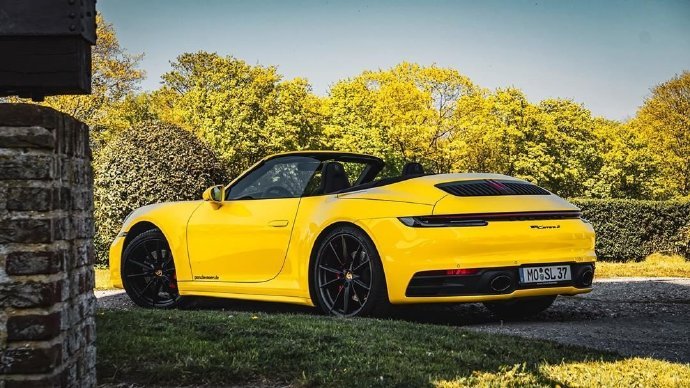 点击大图看下一张：黄色的保时捷911 Carrera S