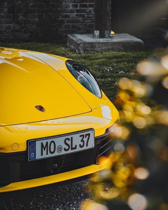 点击大图看下一张：黄色的保时捷911 Carrera S